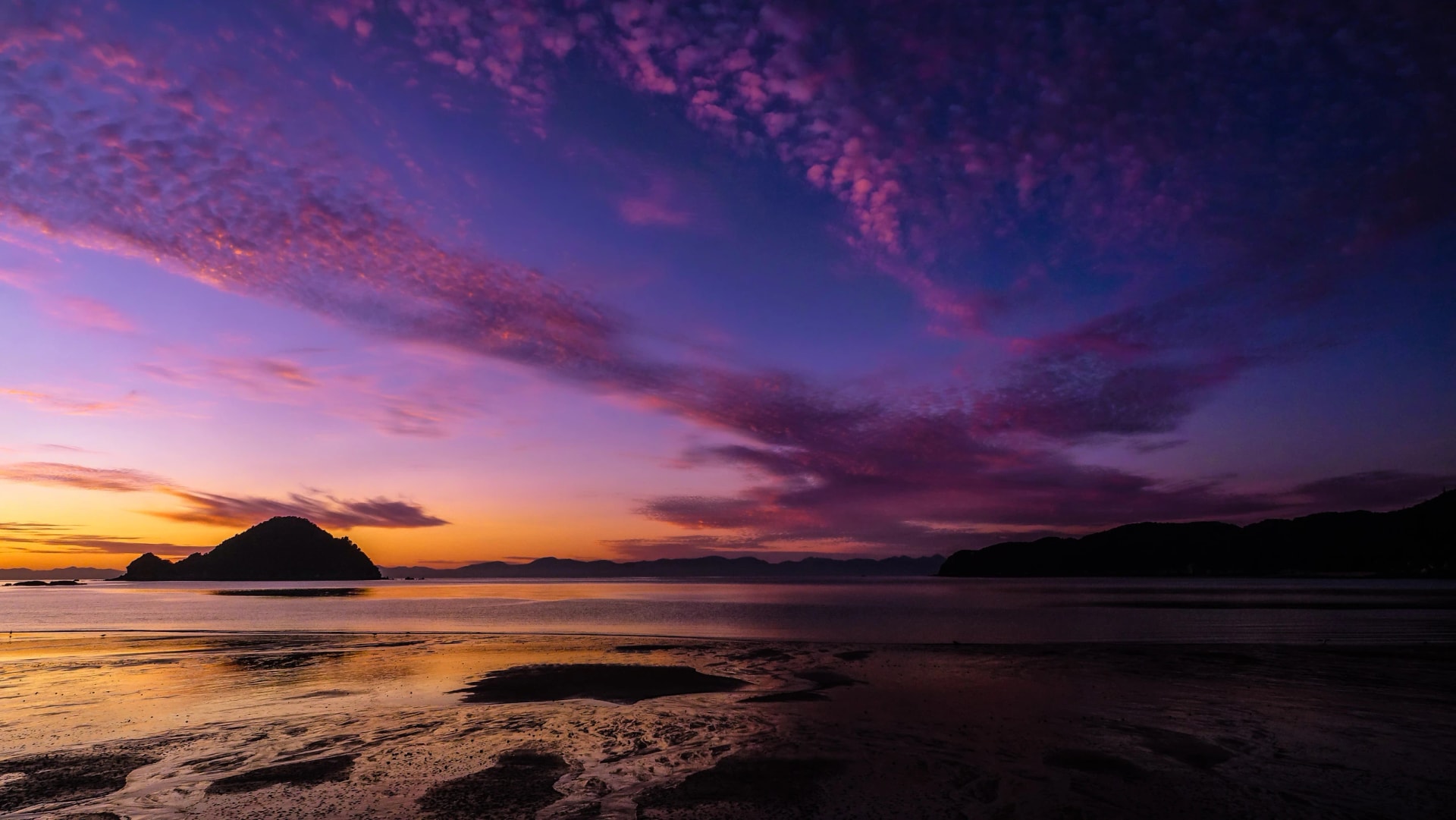 Sunrise over Tonga Island from Onetahuti Bay